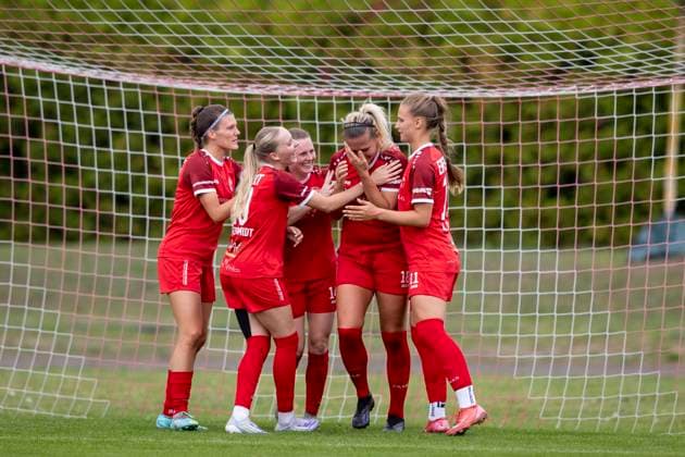 Regionalliga Nordost Frauen: 1. FFV Erfurt vs. 1. FC Union Berlin II; 21.09.2025 Jubel von links Tessa Berger ( 16; 1. FFV Erfurt), Maja Felicitas Bauerschmidt ( 10; 1. FFV Erfurt), Katja Groll ( 14; 1. FFV Erfurt), Mandy Uhl ( 18; 1. FFV Erfurt) und Neele Gast ( 11; 1. FFV Erfurt) Regionalliga Nordost Frauen: 1. FFV Erfurt vs. 1. FC Union Berlin II; Sportforum Johannesplatz Erfurt; 21.09.2025 Copyright: xBEAUTIFULxSPORTS Duehringx