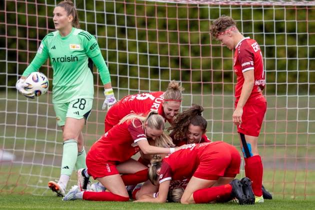 Regionalliga Nordost Frauen: 1. FFV Erfurt vs. 1. FC Union Berlin II; 21.09.2025 Tor durch Mandy Uhl ( 18; 1. FFV Erfurt) (ganz unten) und Mannschaft Regionalliga Nordost Frauen: 1. FFV Erfurt vs. 1. FC Union Berlin II; Sportforum Johannesplatz Erfurt; 21.09.2025 Copyright: xBEAUTIFULxSPORTS Duehringx