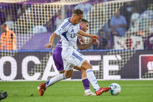 CALCIO - Serie A - ACF Fiorentina vs Como 1907 Mergim Vojvoda (Como) thwarted by Robin Everardus Goses (Fiorentina) during ACF Fiorentina vs Como 1907, Italian soccer Serie A match in Florence, Italy, September 21 2025 Florence Italy  Copyright: xIPAxSport ABACAx