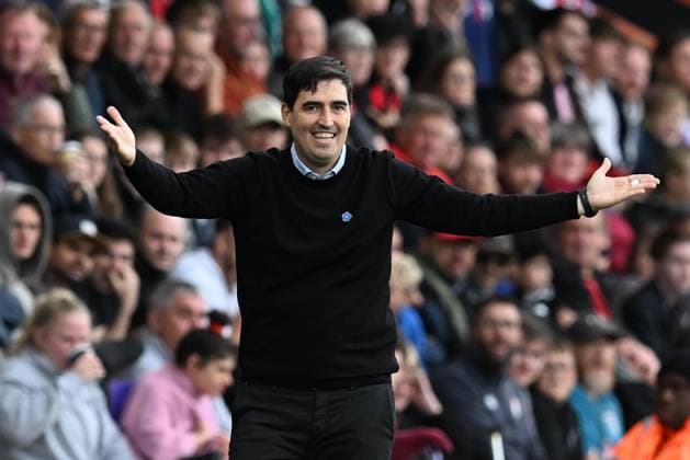 Bournemouth v Newcastle United Premier League 21 09 2025. AFC Bournemouth manager Andoni Iraola gestures during the Premier League match between Bournemouth and Newcastle United at the Vitality Stadium, Bournemouth, England on 21 September 2025. Bournemouth Vitality Stadium Dorset England Editorial use only DataCo restrictions apply See www.football-dataco.com , Copyright: xGrahamxHuntx PSI-22881-0384