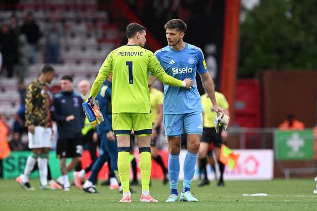 Bournemouth v Newcastle United Premier League 21 09 2025. Djordje Petrovic (1) of AFC Bournemouth and Nick Pope (1) of Newcastle United congratulate each other at full time during the Premier League match between Bournemouth and Newcastle United at the Vitality Stadium, Bournemouth, England on 21 September 2025. Bournemouth Vitality Stadium Dorset England Editorial use only DataCo restrictions apply See www.football-dataco.com , Copyright: xGrahamxHuntx PSI-22881-0431