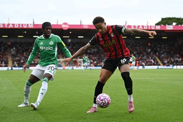 Bournemouth v Newcastle United Premier League 21 09 2025. Marcus Tavernier (16) of AFC Bournemouth battles for possession with Anthony Elanga (20) of Newcastle United during the Premier League match between Bournemouth and Newcastle United at the Vitality Stadium, Bournemouth, England on 21 September 2025. Bournemouth Vitality Stadium Dorset England Editorial use only DataCo restrictions apply See www.football-dataco.com , Copyright: xGrahamxHuntx PSI-22881-0433