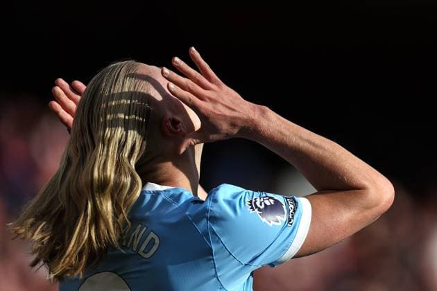 Arsenal v Man City 21 September 2025, London - Premier League Football - Arsenal v Manchester City - Erling Haaland of Manchester City shakes out his hair - Photo: Charlotte Wilson Offside. London UK *** Arsenal gegen Man City 21. September 2025, London Premier League Fußball Arsenal gegen Manchester City Erling Haaland von Manchester City schüttelt sein Haar aus Foto Charlotte Wilson Abseits London UK  Copyright: xCharlottexWilsonx xOffsidexOffside