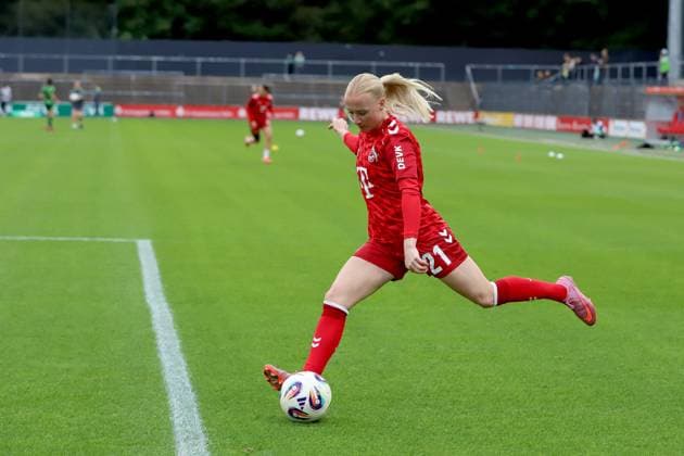 21.09.2025, xsscx, Frauen Fußball, 1. FC Koeln - VfL Wolfsburg, 1. Fußball Bundesliga, 3. Spieltag, Franz-Kremer-Stadion, Saison 2025 2026: Anna Gerhardt (1. FC Koeln 21) DFB regulations prohibit any use of photographs as image sequences and or quasi-video. Nordrhein-Westfalen Deutschland Nordrhein-Westfalen Germany