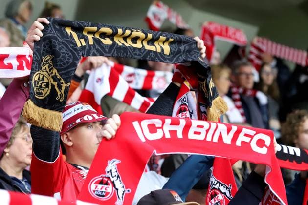21.09.2025, xsscx, Frauen Fuï¬‚ball, 1. FC Koeln - VfL Wolfsburg, 1. Fuï¬‚ball Bundesliga, 3. Spieltag, Franz-Kremer-Stadion, Saison 2025 2026: Fan mit schwarzem Schal (Sonderedition 777 Jahre KËÜlner Dom) vor dem Spiel DFB regulations prohibit any use of photographs as image sequences and or quasi-video. Nordrhein-Westfalen Deutschland Nordrhein-Westfalen Germany