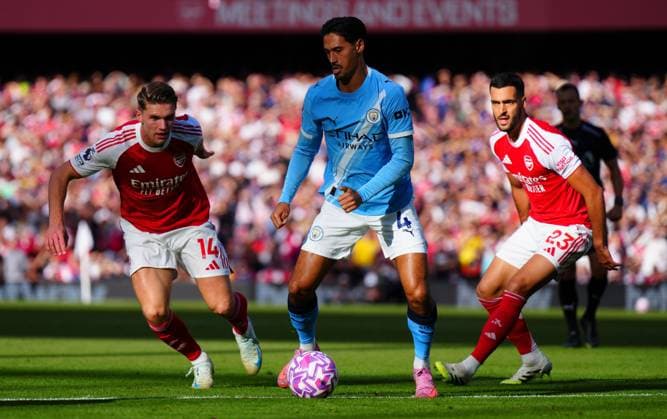 Tijjani Reijnders of Manchester City watches by Viktor Gyokeres and Mikel Merino of Arsenal Arsenal v Manchester City, Premier League, Football, Emirates Stadium, London, UK - 21 Sep 2025London Emirates Stadium United Kingdom EDITORIAL USE ONLY No use with unauthorised audio, video, data, fixture lists, club league logos or live services. Online in-match use limited to 120 images, no video emulation. No use in betting, games or single club league player publications.  Copyright: xJavierxGarcia Shutterstockx 15487130ds