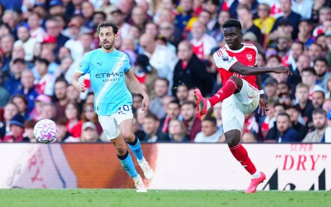 Bukayo Saka of Arsenal and Bernardo Silva of Manchester City Arsenal v Manchester City, Premier League, Football, Emirates Stadium, London, UK - 21 Sep 2025London Emirates Stadium United Kingdom EDITORIAL USE ONLY No use with unauthorised audio, video, data, fixture lists, club league logos or live services. Online in-match use limited to 120 images, no video emulation. No use in betting, games or single club league player publications.  Copyright: xJavierxGarcia Shutterstockx 15487130ed