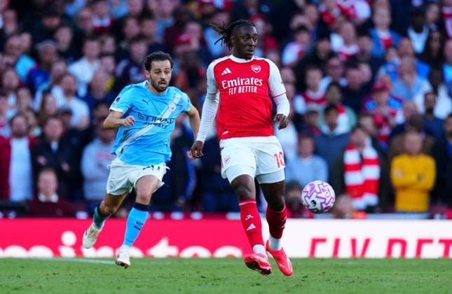 Eberechi Eze of Arsenal under pressure from Bernardo Silva of Manchester City Arsenal v Manchester City, Premier League, Football, Emirates Stadium, London, UK - 21 Sep 2025London Emirates Stadium United Kingdom EDITORIAL USE ONLY No use with unauthorised audio, video, data, fixture lists, club league logos or live services. Online in-match use limited to 120 images, no video emulation. No use in betting, games or single club league player publications.  Copyright: xJavierxGarcia Shutterstockx 15487130fi