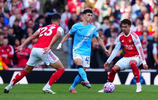 Phil Foden of Manchester City in between Mikel Merino and Martin Zubimendi of Arsenal Arsenal v Manchester City, Premier League, Football, Emirates Stadium, London, UK - 21 Sep 2025London Emirates Stadium United Kingdom EDITORIAL USE ONLY No use with unauthorised audio, video, data, fixture lists, club league logos or live services. Online in-match use limited to 120 images, no video emulation. No use in betting, games or single club league player publications.  Copyright: xJavierxGarcia Shutterstockx 15487130ih