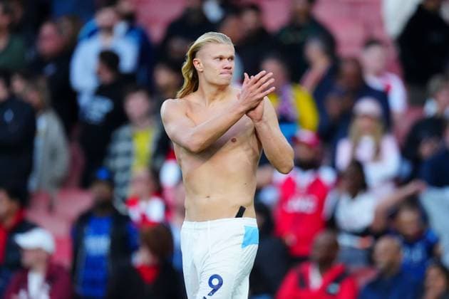 Erling Haland of Manchester City applauds the fans at full time Arsenal v Manchester City, Premier League, Football, Emirates Stadium, London, UK - 21 Sep 2025London Emirates Stadium United Kingdom EDITORIAL USE ONLY No use with unauthorised audio, video, data, fixture lists, club league logos or live services. Online in-match use limited to 120 images, no video emulation. No use in betting, games or single club league player publications.  Copyright: xJavierxGarcia Shutterstockx 15487130ka