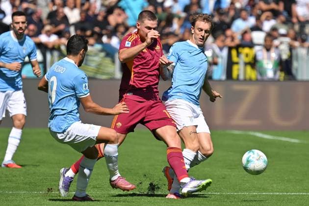 Pedro Rodriguez of SS Lazio,Evan Ferguson of AS Roma,Nicolo Rovella of SS Lazio during the serie A Enilive match between SS Lazio v Roma at olimpico stadium in Rome September 21st, 2025 Mattia Vian  Copyright: xMattiaxVian IPAxSportx xipa-agency.netx xx IPA_65457773 IPA_Agency_IPA65457773