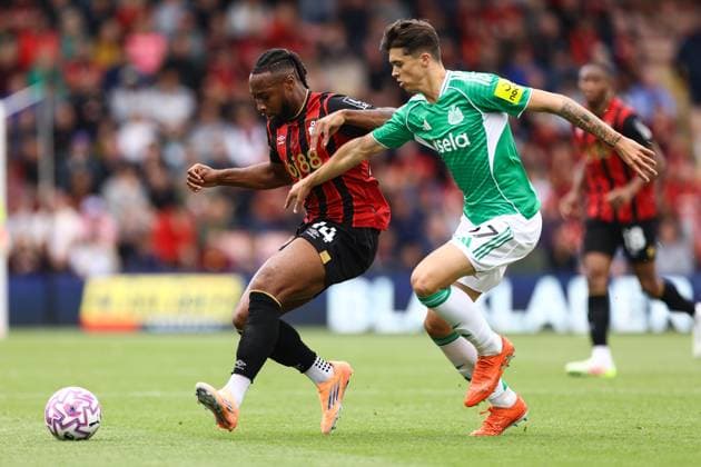 Bournemouth v Newcastle United 21 September 2025, Bournemouth - Premier League Football - Bournemouth v Newcastle United - Antoine Semenyo of Bournemouth and Lewis Miley of Newcastle United - Photo: Jacques Feeney Offside. Bournemouth UK Copyright: xJacquesxFeeneyx xOffsidexOffside