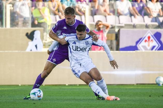 CALCIO - Serie A - ACF Fiorentina vs Como 1907 Marc Oliver Kempf (Como) hampered by Marin Pongracic (Fiorentina) during ACF Fiorentina vs Como 1907, Italian soccer Serie A match in Florence, Italy, September 21 2025 Florence Italy  Copyright: xIPAxSport ABACAx