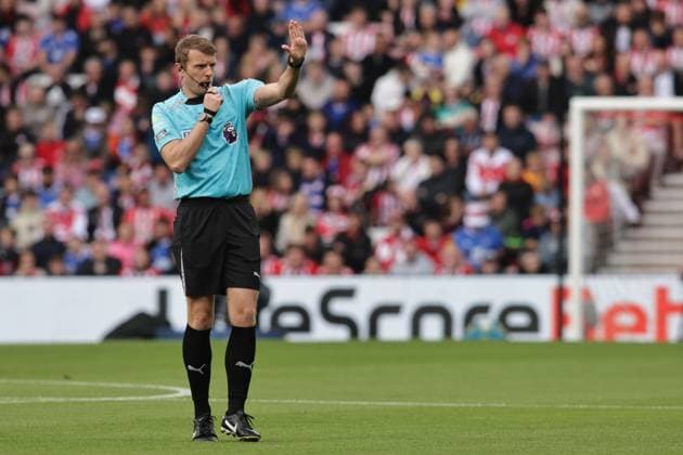 Sunderland v Aston Villa - Premier League Referee Sam Barrott officiates the Premier League match between Sunderland and Aston Villa at the Stadium Of Light in Sunderland, England, on September 20, 2025. Sunderland Tyne and Wear United Kingdom  Copyright: xMIxNewsx originalFilename:fletcher-sunderla250921_nphyS.jpg