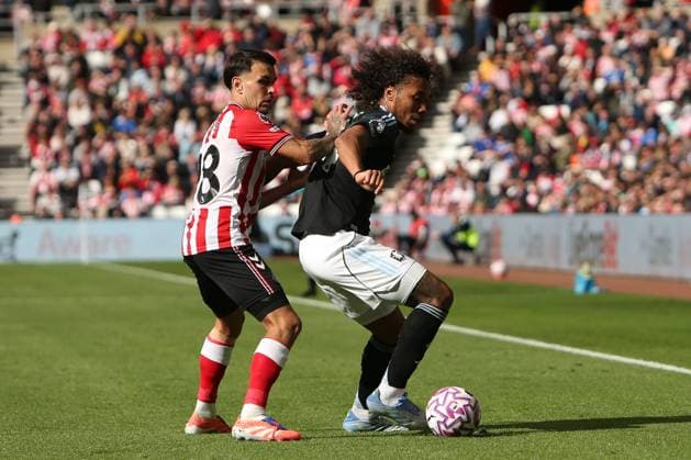 Sunderland v Aston Villa - Premier League Boubacar Kamara of Aston Villa turns against Enzo Le Fee of Sunderland during the Premier League match between Sunderland and Aston Villa at the Stadium of Light in Sunderland, England, on September 20, 2025. Sunderland Tyne and Wear United Kingdom  Copyright: xMIxNewsx originalFilename:fletcher-sunderla250921_npqTT.jpg