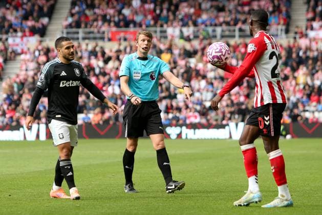 Sunderland v Aston Villa - Premier League Referee Sam Barrott gestures towards Nordi Mukiele during the Premier League match between Sunderland and Aston Villa at the Stadium Of Light in Sunderland, on September 20, 2025. Sunderland Tyne and Wear United Kingdom  Copyright: xMIxNewsx originalFilename:fletcher-sunderla250921_npIQw.jpg