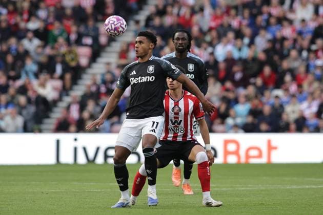 Sunderland v Aston Villa - Premier League Ollie Watkins of Aston Villa watches a ball under pressure during the Premier League match between Sunderland and Aston Villa at the Stadium of Light in Sunderland, England, on September 20, 2025. Sunderland Tyne and Wear United Kingdom  Copyright: xMIxNewsx originalFilename:fletcher-sunderla250921_npla2.jpg