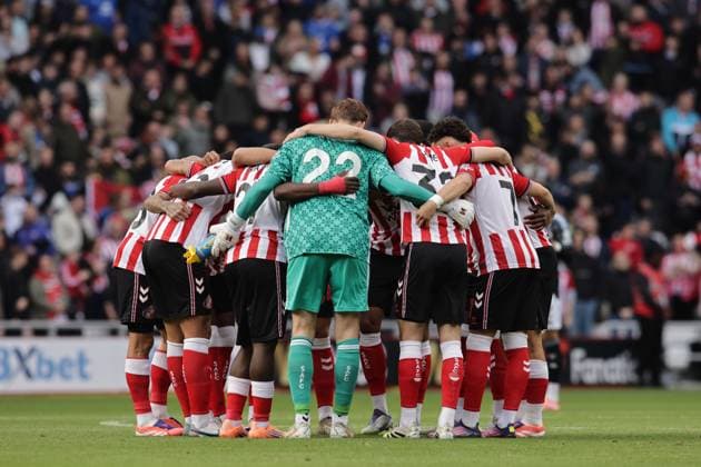 Sunderland v Aston Villa - Premier League Sunderland players form a huddle during the Premier League match between Sunderland and Aston Villa at the Stadium Of Light in Sunderland, England, on September 20, 2025. Sunderland Tyne and Wear United Kingdom  Copyright: xMIxNewsx originalFilename:fletcher-sunderla250921_npt2s.jpg