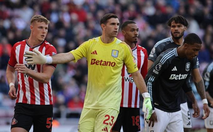 Sunderland v Aston Villa - Premier League Emiliano Martinez of Aston Villa blocks Daniel Ballard of Sunderland during the Premier League match between Sunderland and Aston Villa at the Stadium of Light in Sunderland, England, on September 20, 2025. Sunderland Tyne and Wear United Kingdom  Copyright: xMIxNewsx originalFilename:fletcher-sunderla250921_npWvs.jpg