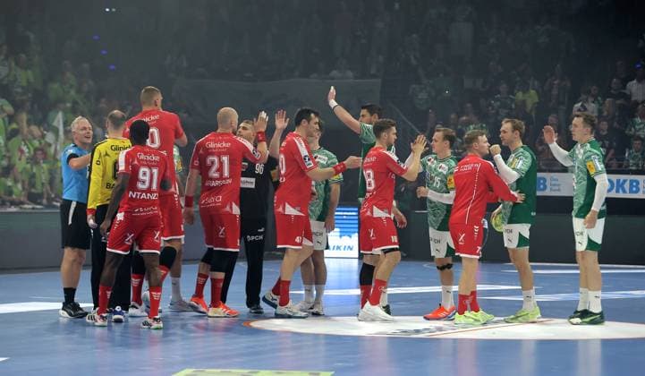 Begrüßung der Mannschaften vor Spielbeginn Handball HBL Bundesliga Herren 5. Spieltag Saison 2025 2026 21.09.2025 Füchse Berlin vs MT Melsungen