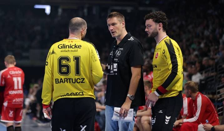 Co Trainer Carsten Lichtlein redet mit Torwart Laszlo Bartucz, Torwart Kristof Palasics Aktion Oberkörper Handball HBL Bundesliga Herren 5. Spieltag Saison 2025 2026 21.09.2025 Füchse Berlin vs MT Melsungen