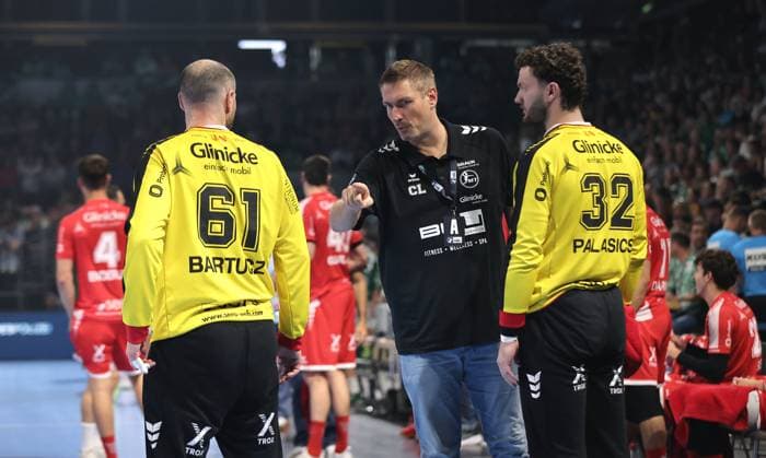 Co Trainer Carsten Lichtlein redet mit Torwart Laszlo Bartucz, Torwart Kristof Palasics Aktion Oberkörper Handball HBL Bundesliga Herren 5. Spieltag Saison 2025 2026 21.09.2025 Füchse Berlin vs MT Melsungen