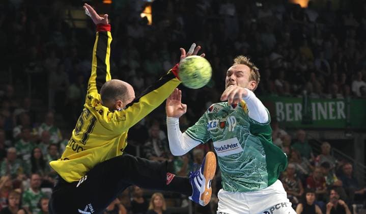 Mathias Gidsel erzielt ein Tor gegen Torwart Laszlo Bartucz Zweikampf Spielszene Aktion Handball HBL Bundesliga Herren 5. Spieltag Saison 2025 2026 21.09.2025 Füchse Berlin vs MT Melsungen