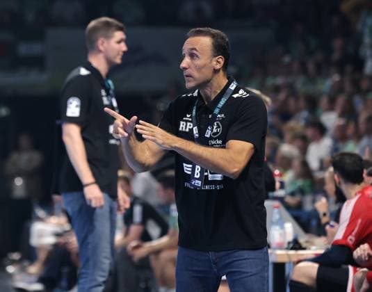 Trainer Roberto Garcia Parrondo zeigend, gestikulierend Aktion Oberkörper Handball HBL Bundesliga Herren 5. Spieltag Saison 2025 2026 21.09.2025 Füchse Berlin vs MT Melsungen