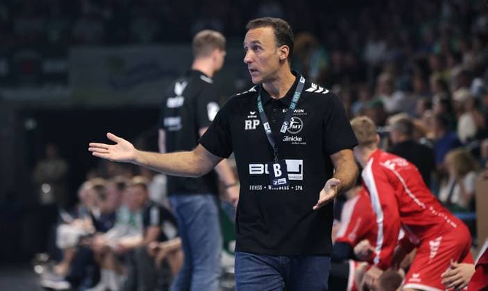 Trainer Roberto Garcia Parrondo zeigend, gestikulierend Aktion Oberkörper Handball HBL Bundesliga Herren 5. Spieltag Saison 2025 2026 21.09.2025 Füchse Berlin vs MT Melsungen