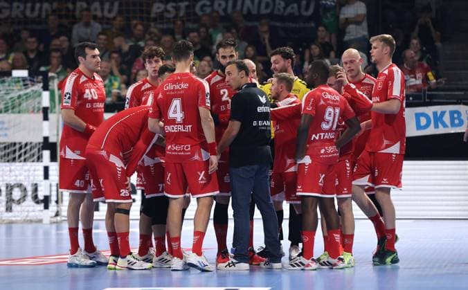 Trainer Roberto Garcia Parrondo redet mit der Mannschaft Handball HBL Bundesliga Herren 5. Spieltag Saison 2025 2026 21.09.2025 Füchse Berlin vs MT Melsungen
