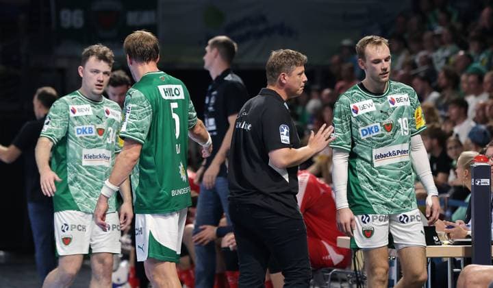 Hakun West av Teigum, Max Darj, Trainer Nicolej Krickau redet mit Lasse Andersson Aktion Oberkörper Handball HBL Bundesliga Herren 5. Spieltag Saison 2025 2026 21.09.2025 Füchse Berlin vs MT Melsungen