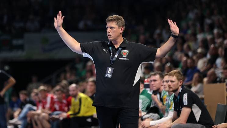 Trainer Nicolej Krickau gestikulierend Aktion Oberkörper Handball HBL Bundesliga Herren 5. Spieltag Saison 2025 2026 21.09.2025 Füchse Berlin vs MT Melsungen