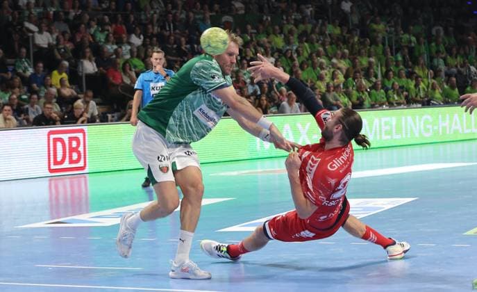 Max Darj im Zweikampf mit Olle Forsell Schefvert Aktion Spielszene Handball HBL Bundesliga Herren 5. Spieltag Saison 2025 2026 21.09.2025 Füchse Berlin vs MT Melsungen