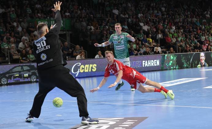 Torwart Dejan Milosavljev pariert gegen Timo Kastening, Lasse Andersson Zweikampf Spielszene Aktion Handball HBL Bundesliga Herren 5. Spieltag Saison 2025 2026 21.09.2025 Füchse Berlin vs MT Melsungen