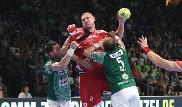 Mijajlo Marsenic, Dainis Kristopans am Ball, Max Darj Zweikampf Spielszene Aktion Handball HBL Bundesliga Herren 5. Spieltag Saison 2025 2026 21.09.2025 Füchse Berlin vs MT Melsungen