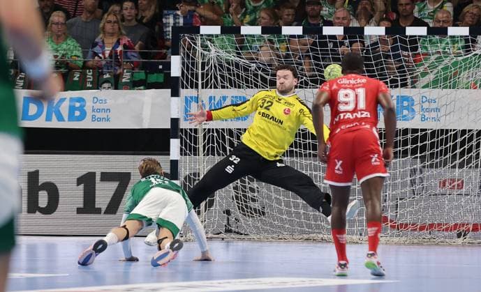 Tobias Schjoelberg Groendahl wirft Siebenmeter gegen Torwart Kristof Palasics Zweikampf Spielszene Aktion Handball HBL Bundesliga Herren 5. Spieltag Saison 2025 2026 21.09.2025 Füchse Berlin vs MT Melsungen