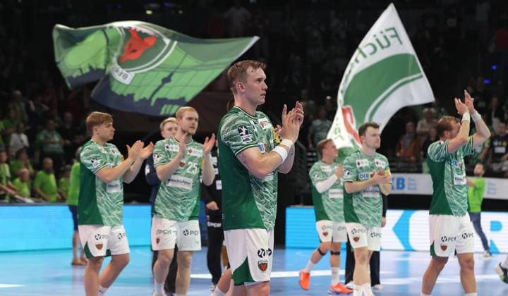 vorn Lasse Andersson, Füchse Mannschaft jubelt nach Spielende Freude Emotion Jubel Handball HBL Bundesliga Herren 5. Spieltag Saison 2025 2026 21.09.2025 Füchse Berlin vs MT Melsungen