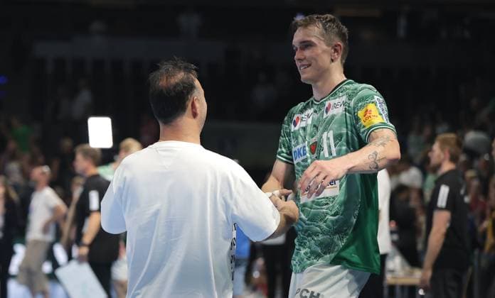 Manager Bob Hanning klatscht ab mit Lasse Andersson Aktion Oberkörper Handball HBL Bundesliga Herren 5. Spieltag Saison 2025 2026 21.09.2025 Füchse Berlin vs MT Melsungen