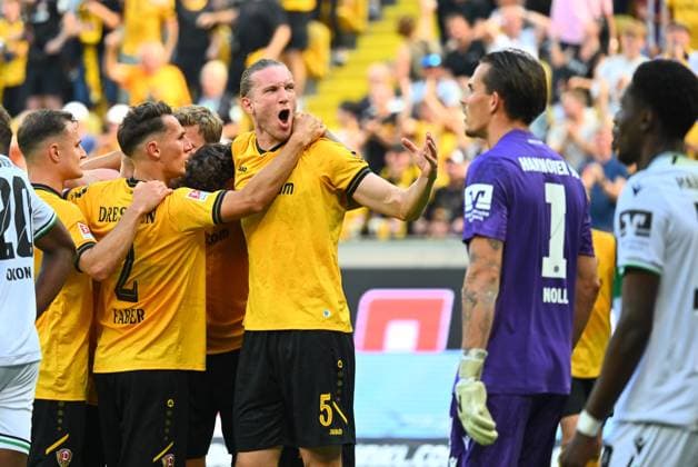 Torjubel Dresden, Jubel, v.l.: Jakob Lemmer, Konrad Faber und Vinko Sapina (alle Dresden), 21.09.2025, Fussball, GER, Saison 2025 2026, 2. Bundesliga, Zweite Liga, 6. Spieltag, Rudolf-Harbig-Stadion Dresden, SG Dynamo Dresden - Hannover 96, DFB AND DFL REGULATIONS PROHIBIT ANY USE OF PHOTOGRAPHS as IMAGE SEQUENCES and or QUASI-VIDEO,