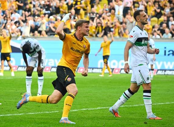 Torjubel Dresden, Jubel bei Christoph Daferner (Dresden), 21.09.2025, Fussball, GER, Saison 2025 2026, 2. Bundesliga, Zweite Liga, 6. Spieltag, Rudolf-Harbig-Stadion Dresden, SG Dynamo Dresden - Hannover 96, DFB AND DFL REGULATIONS PROHIBIT ANY USE OF PHOTOGRAPHS as IMAGE SEQUENCES and or QUASI-VIDEO,