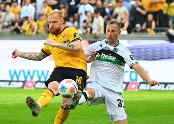 v.l.: Nils Fröling (Dresden) gegen Maurice Neubauer (Hannover), 21.09.2025, Fussball, GER, Saison 2025 2026, 2. Bundesliga, Zweite Liga, 6. Spieltag, Rudolf-Harbig-Stadion Dresden, SG Dynamo Dresden - Hannover 96, DFB AND DFL REGULATIONS PROHIBIT ANY USE OF PHOTOGRAPHS as IMAGE SEQUENCES and or QUASI-VIDEO,