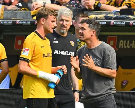 Christoph Daferner bei Trainer Thomas Stamm (rechts, beide Dresden), 21.09.2025, Fussball, GER, Saison 2025 2026, 2. Bundesliga, Zweite Liga, 6. Spieltag, Rudolf-Harbig-Stadion Dresden, SG Dynamo Dresden - Hannover 96, DFB AND DFL REGULATIONS PROHIBIT ANY USE OF PHOTOGRAPHS as IMAGE SEQUENCES and or QUASI-VIDEO,