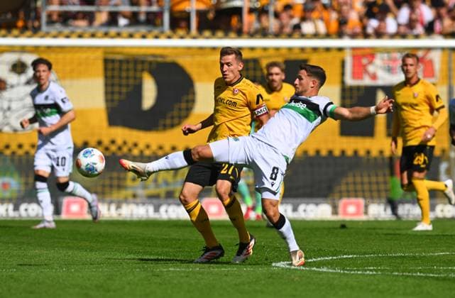 Enzo Leopold (Hannover), dahinter Niklas Hauptmann (Dresden), 21.09.2025, Fussball, GER, Saison 2025 2026, 2. Bundesliga, Zweite Liga, 6. Spieltag, Rudolf-Harbig-Stadion Dresden, SG Dynamo Dresden - Hannover 96, DFB AND DFL REGULATIONS PROHIBIT ANY USE OF PHOTOGRAPHS as IMAGE SEQUENCES and or QUASI-VIDEO,