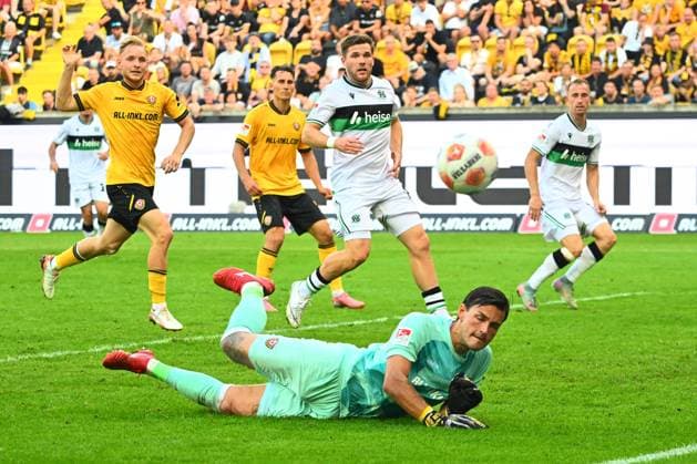 Torwart Tim Schreiber (Dresden), 21.09.2025, Fussball, GER, Saison 2025 2026, 2. Bundesliga, Zweite Liga, 6. Spieltag, Rudolf-Harbig-Stadion Dresden, SG Dynamo Dresden - Hannover 96, DFB AND DFL REGULATIONS PROHIBIT ANY USE OF PHOTOGRAPHS as IMAGE SEQUENCES and or QUASI-VIDEO,