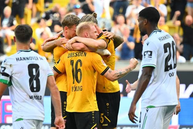 2:2-Torjubel Dresden, Jubel, vorn: Torschütze Nils Fröling (Dresden), 21.09.2025, Fussball, GER, Saison 2025 2026, 2. Bundesliga, Zweite Liga, 6. Spieltag, Rudolf-Harbig-Stadion Dresden, SG Dynamo Dresden - Hannover 96, DFB AND DFL REGULATIONS PROHIBIT ANY USE OF PHOTOGRAPHS as IMAGE SEQUENCES and or QUASI-VIDEO,
