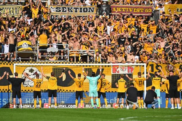 die Dresdner Mannschaft bedankt sich nach dem Spiel bei ihren Fans im K-Block, 21.09.2025, Fussball, GER, Saison 2025 2026, 2. Bundesliga, Zweite Liga, 6. Spieltag, Rudolf-Harbig-Stadion Dresden, SG Dynamo Dresden - Hannover 96, DFB AND DFL REGULATIONS PROHIBIT ANY USE OF PHOTOGRAPHS as IMAGE SEQUENCES and or QUASI-VIDEO,