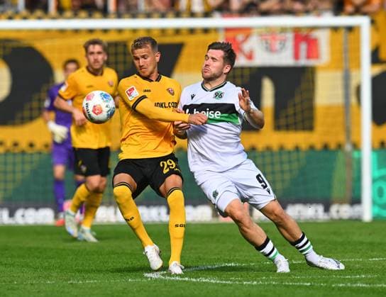 v.l.: Lukas Boeder (Dresden) gegen Paul Benjamin Sven-Eber Källmann (Hannover), 21.09.2025, Fussball, GER, Saison 2025 2026, 2. Bundesliga, Zweite Liga, 6. Spieltag, Rudolf-Harbig-Stadion Dresden, SG Dynamo Dresden - Hannover 96, DFB AND DFL REGULATIONS PROHIBIT ANY USE OF PHOTOGRAPHS as IMAGE SEQUENCES and or QUASI-VIDEO,