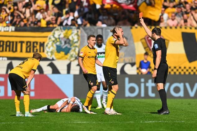 Schiedsrichter Dr. Max Burda zeigt Vinko Sapina (Dresden) die rote Karte, 21.09.2025, Fussball, GER, Saison 2025 2026, 2. Bundesliga, Zweite Liga, 6. Spieltag, Rudolf-Harbig-Stadion Dresden, SG Dynamo Dresden - Hannover 96, DFB AND DFL REGULATIONS PROHIBIT ANY USE OF PHOTOGRAPHS as IMAGE SEQUENCES and or QUASI-VIDEO,