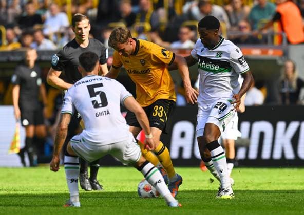 v.l.: Virgil-Eugen Ghia (Hannover), Christoph Daferner (Dresden), Ime Daniel Okon (Hannover), 21.09.2025, Fussball, GER, Saison 2025 2026, 2. Bundesliga, Zweite Liga, 6. Spieltag, Rudolf-Harbig-Stadion Dresden, SG Dynamo Dresden - Hannover 96, DFB AND DFL REGULATIONS PROHIBIT ANY USE OF PHOTOGRAPHS as IMAGE SEQUENCES and or QUASI-VIDEO,