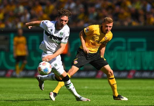 v.l.: Jannik Rochelt (Hannover) gegen Niklas Hauptmann (Dresden), 21.09.2025, Fussball, GER, Saison 2025 2026, 2. Bundesliga, Zweite Liga, 6. Spieltag, Rudolf-Harbig-Stadion Dresden, SG Dynamo Dresden - Hannover 96, DFB AND DFL REGULATIONS PROHIBIT ANY USE OF PHOTOGRAPHS as IMAGE SEQUENCES and or QUASI-VIDEO,